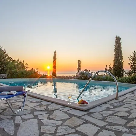 Sleeps 6 With Pool And Air Con *