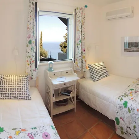 Villa Sleeps 6 With Pool And Air Con